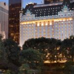 Se você busca uma experiência única, considere hotéis boutique com design exclusivo e atendimento personalizado, como o The Greenwich Hotel ou The NoMad Hotel.