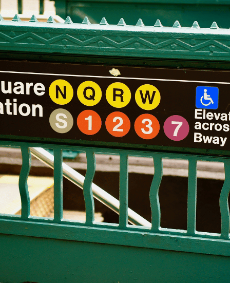 Entrada para a estação de Metro em Nova York localizado na Times Square, uma das estações mais famosas da cidade.