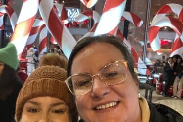 Eu e minha irmã Beatriz sendo felizes no Natal em Nova York