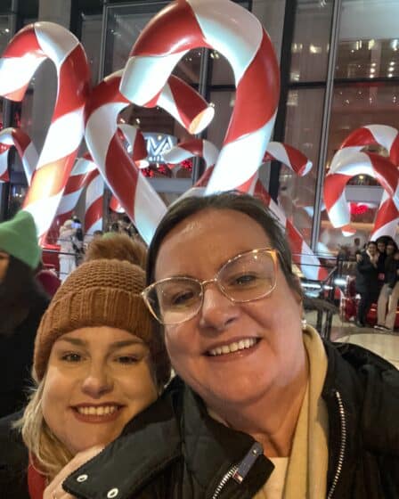 Eu e minha irmã Beatriz sendo felizes no Natal em Nova York