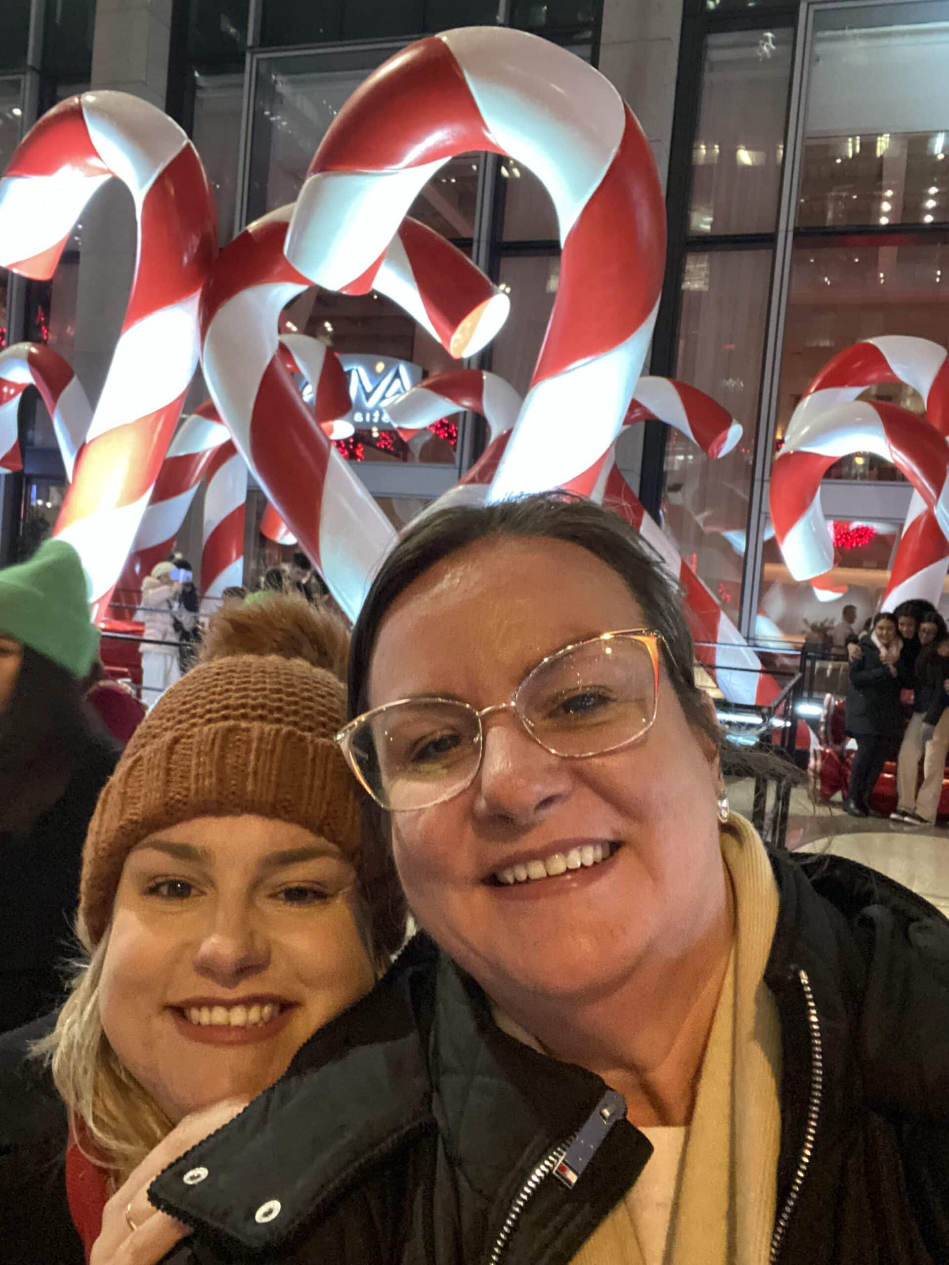 Eu e minha irmã Beatriz sendo felizes no Natal em Nova York