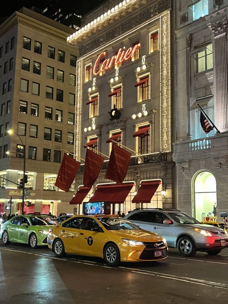 A vitrine da loja Cartier decorada para o Natal em Nova York