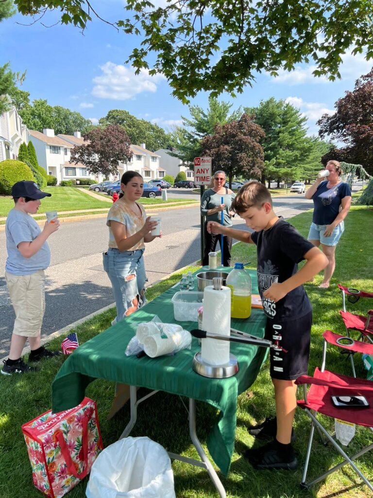 Daniel fez uma Lemonade Stand no nosso condomínio