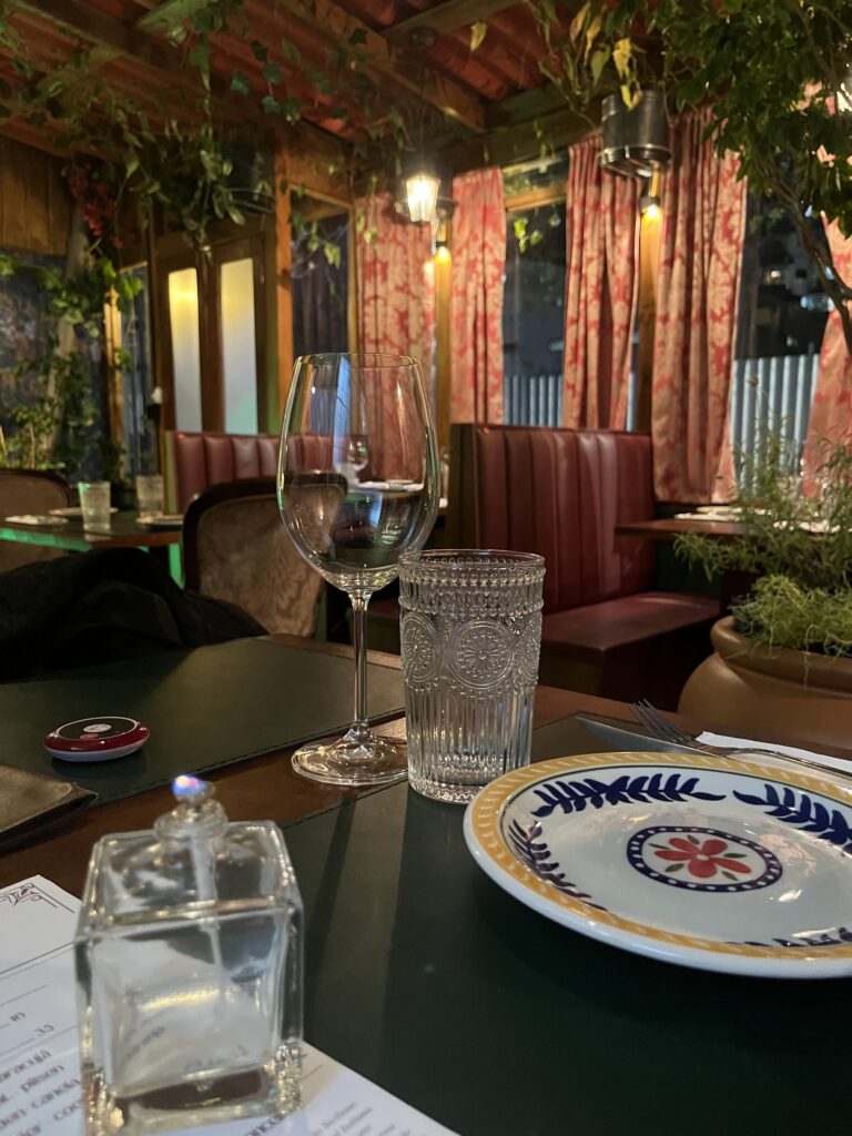 O ambiente da Forneria Paganini promove uma autencia experiencia em um dos melhores restaurantes de São José